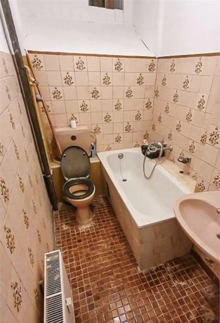 Старая плитка в ванной